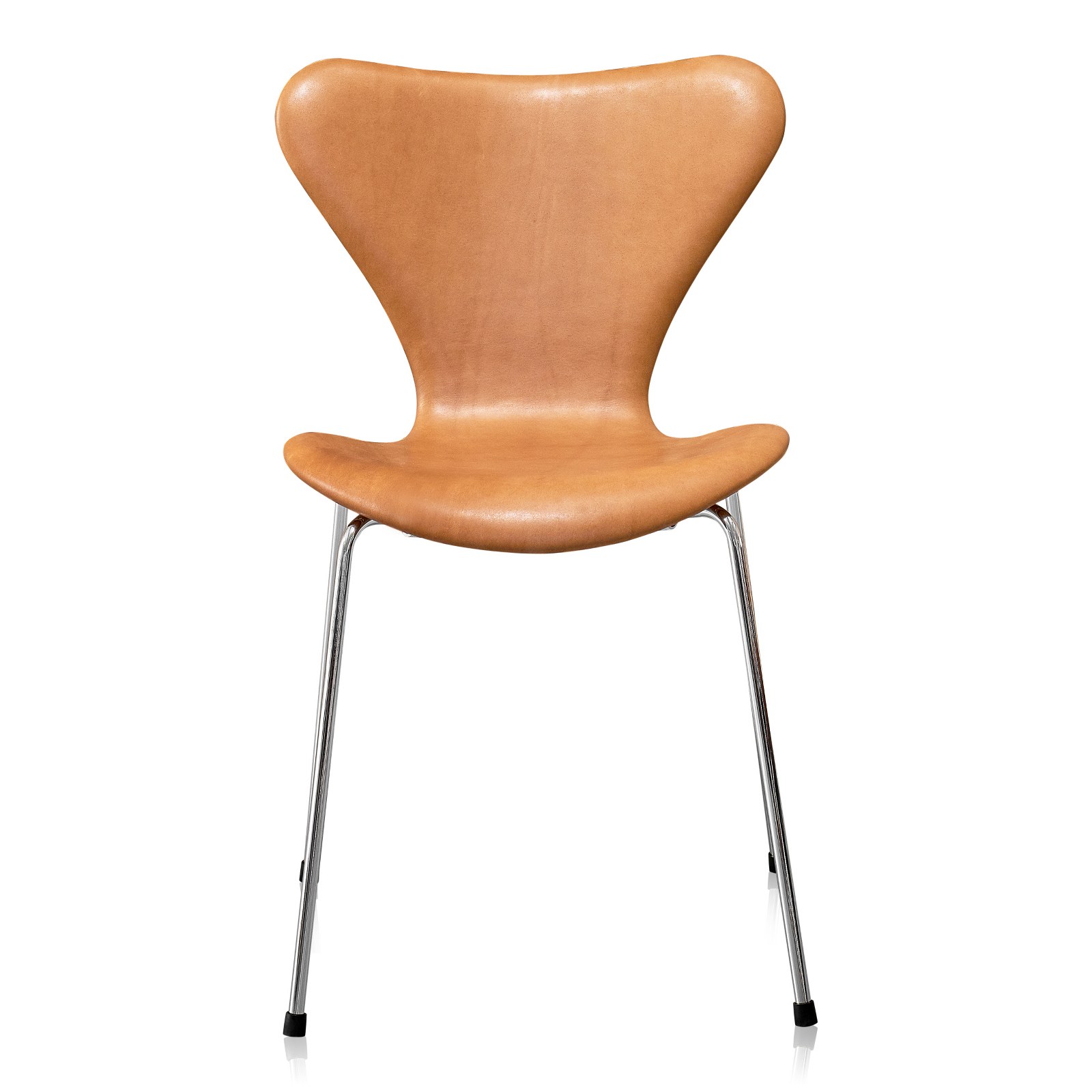 AJ 7 stolen er en elegant og tidløs designstol, her vist med nyt semi-anilin læder. Det naturlige læder har en smuk, blød overflade og en let beskyttende finish, som gør det mere modstandsdygtigt over for daglig brug, samtidig med at læderets naturlige struktur og eksklusive udtryk bevares.