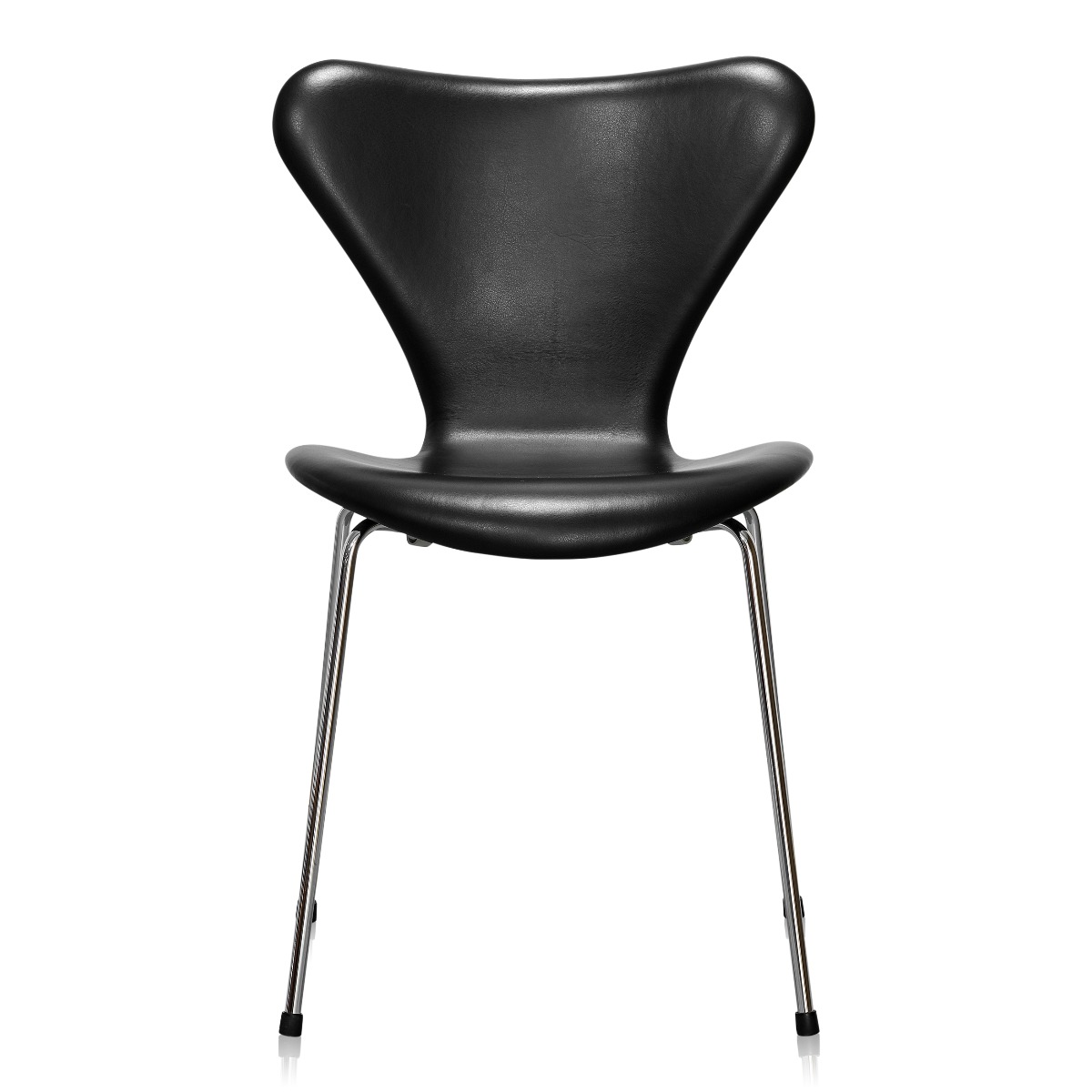 AJ 7 stolen er en elegant og tidløs designstol, her vist med nyt semi-anilin læder. Det naturlige læder har en smuk, blød overflade og en let beskyttende finish, som gør det mere modstandsdygtigt over for daglig brug, samtidig med at læderets naturlige struktur og eksklusive udtryk bevares.